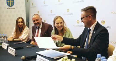 Minister Katarzyna Pełczyńska-Nałęcz w Wieliczce, podpisanie umów na modernizację pływalni dla potrzeb osób z niepełnosprawnościami. Wieliczka i Poznań – te same szanse Minister Katarzyna Pełczyńska-Nałęcz w Wieliczce, podpisanie umów na modernizację pływalni dla potrzeb osób z niepełnosprawnościami. Wieliczka i Poznań – te same szanse