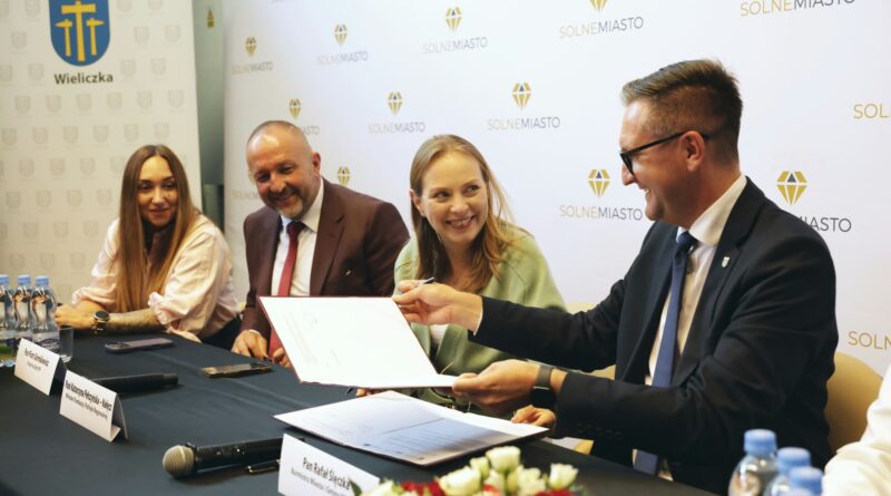 Minister Katarzyna Pełczyńska-Nałęcz w Wieliczce, podpisanie umów na modernizację pływalni dla potrzeb osób z niepełnosprawnościami. Wieliczka i Poznań – te same szanse Minister Katarzyna Pełczyńska-Nałęcz w Wieliczce, podpisanie umów na modernizację pływalni dla potrzeb osób z niepełnosprawnościami. Wieliczka i Poznań – te same szanse