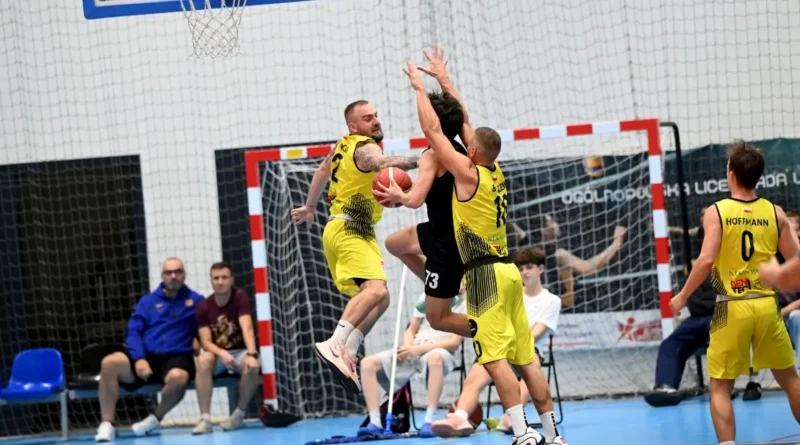 Koszykówka Międzyszkolny Ośrodek Sportowy w Wieliczce - Mecz seniorów UKS REGIS Wieliczka - AGH